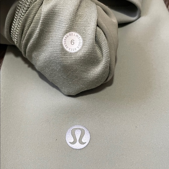 Like New Lululemon Wunder Train High-Rise Tight 25". Color Laurel Green. Size 6 - Picture 4 of 6